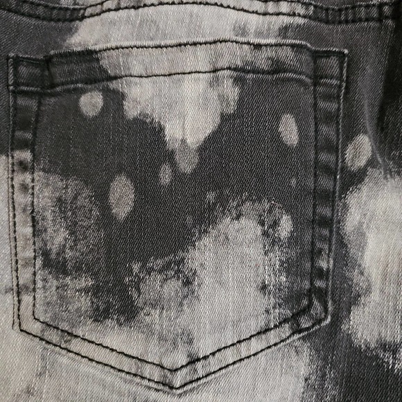 TORRID SHORTS WOMEN'S SIZE 16 BLACK SPLATTER 3.5 Inch Mid Rise 5 Pocket Sold Out - Picture 4 of 10